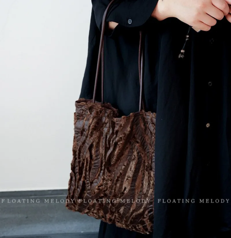 حقيبة نسائية تحت الإبط بتصميم متخصص وحقيبة يد قهوة عميقة وحقيبة كتف من الفرو للسفر للاستخدام اليومي #3