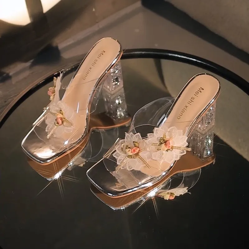

Летние стильные тапочки на квадратном каблуке, женские нескользящие босоножки на высоком каблуке с квадратным носком и цветочным прозрачным ремешком