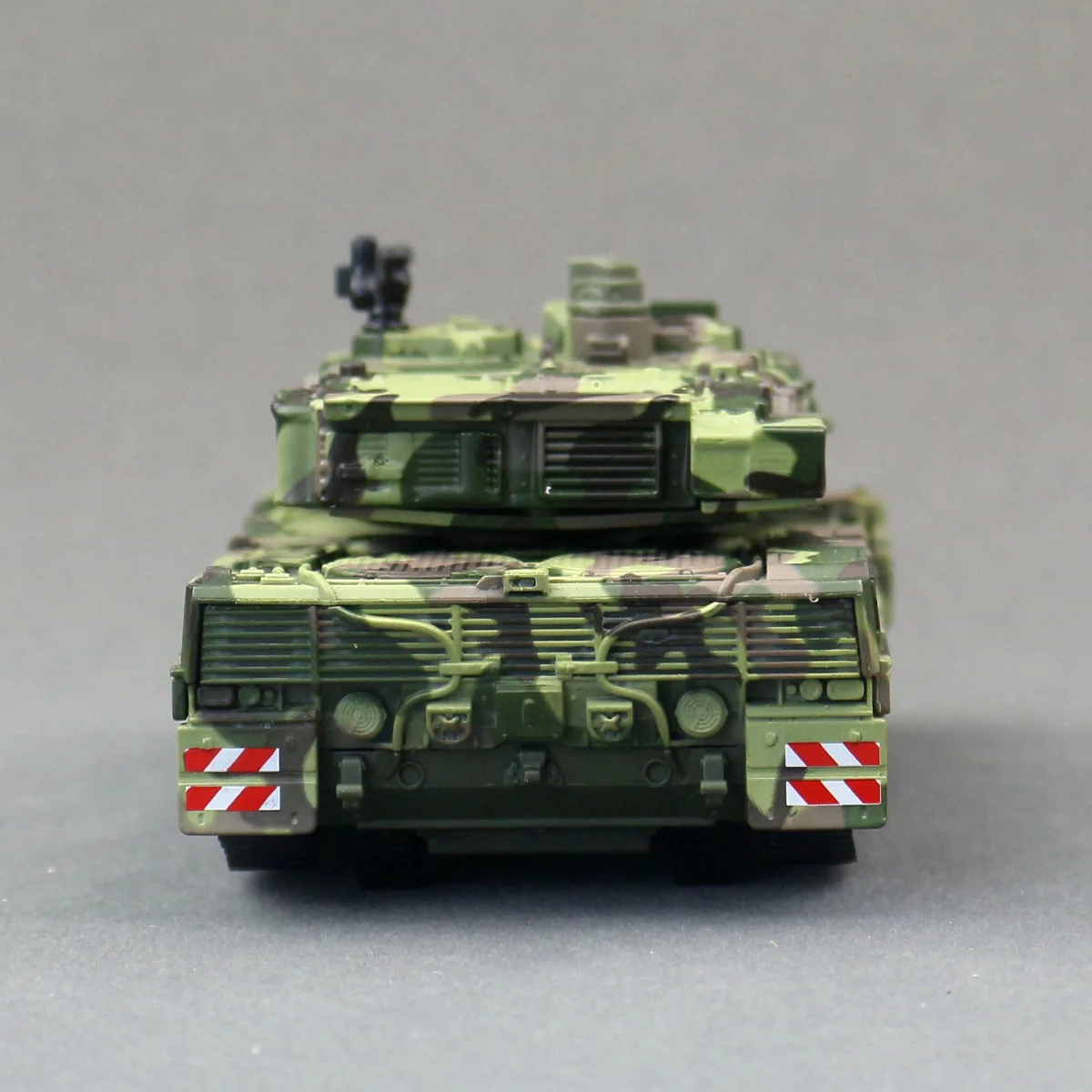 Modello di veicolo blindato con carro armato in lega 1: 40, giocattolo simulato in stile militare con suono e luce, confezione regalo originale, all'ingrosso