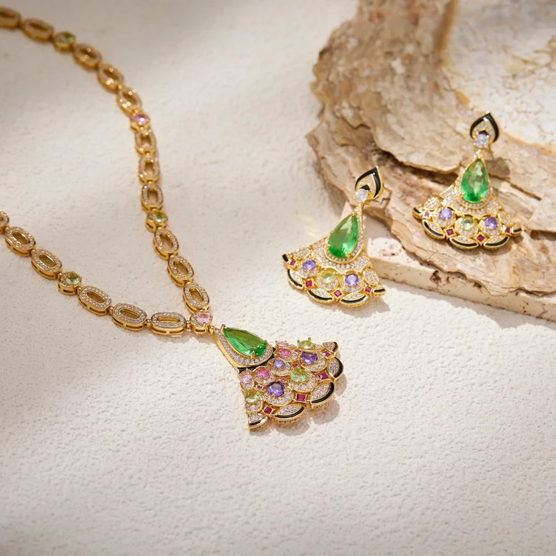 

Дизайнерская коллекция Стиль Ожерелье Серьги Инкрустация Цветной кубический циркон Зеленая форма капли Подвеска в форме веера Наборы ювелирных изделий для вечеринок