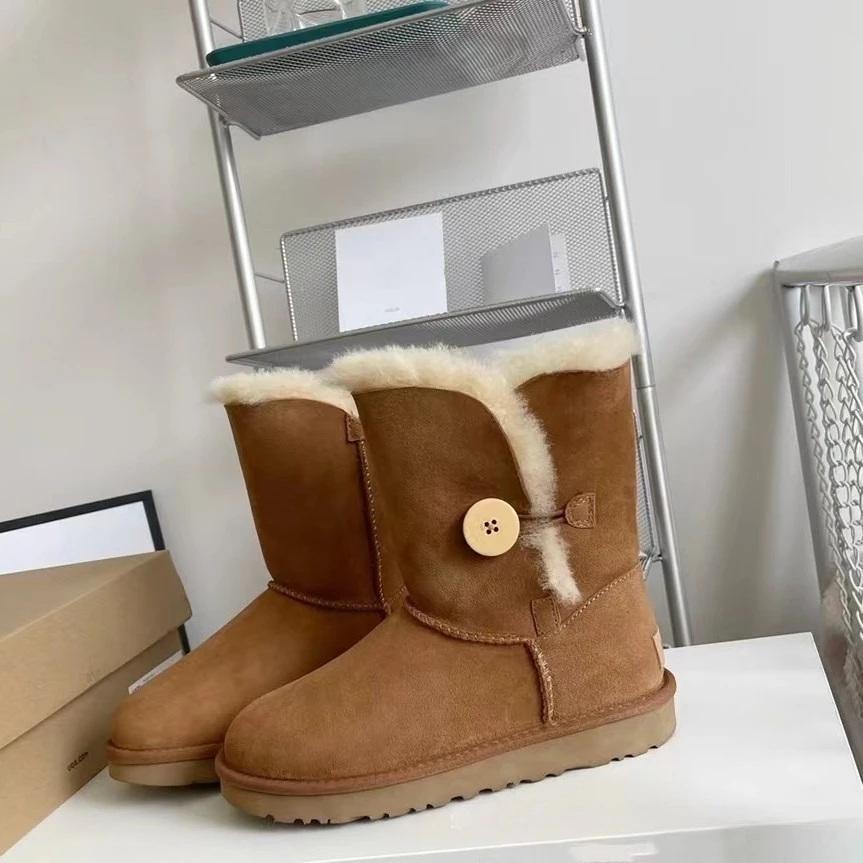 

2025 New Fashion and Leisure One Medium Tube Wooden Buckle Women's Thickened Non-slip Snow Boots Fur Integrated Shoes