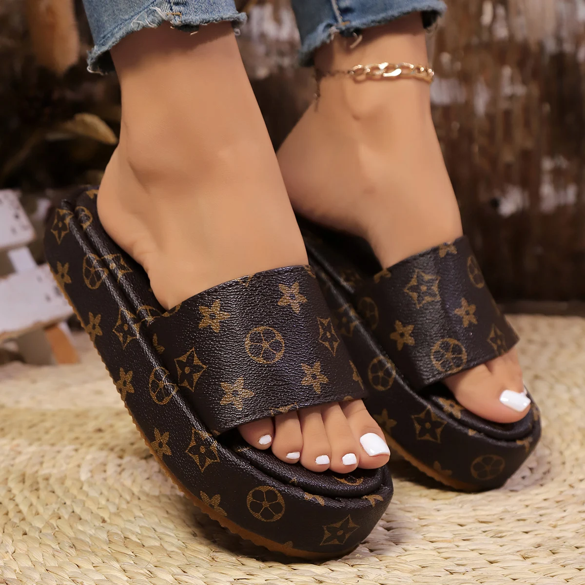 2025 Summer New Designer Traf Woman Flat New Slippers Comfortable Sandals for women Casual Bottom Slippers Women\'s Shoes