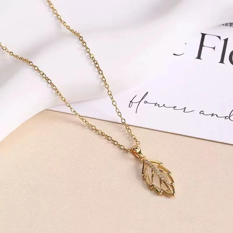 

Fashion titanium steel women's necklace with a premium sense of luxury, heart-shaped pendant collarbone chain, niche and versati