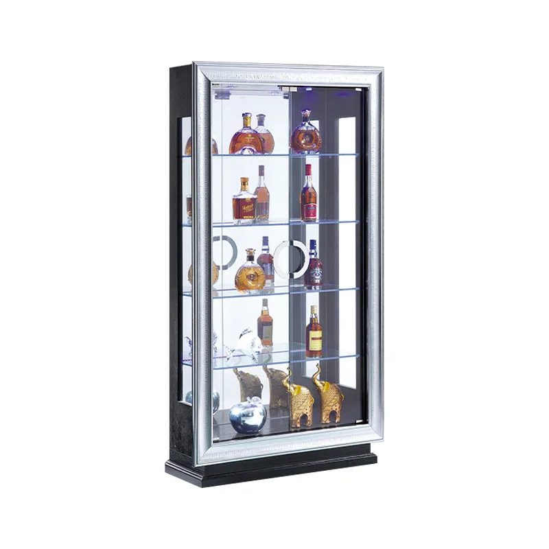 Gabinete de vino, vitrina, puerta de cristal contra la pared, restaurante