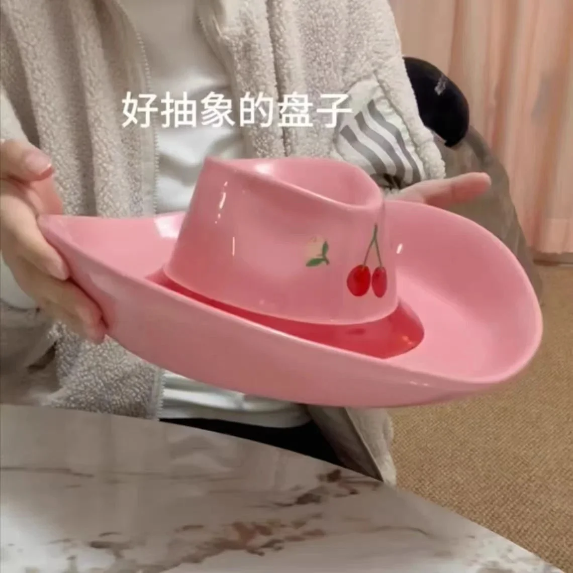 2025 New Cowboy Hat Shape Ceramic Plate with Built-in Vinegar Dish Compartment Design Food Grade Breakfast Plate for Girls