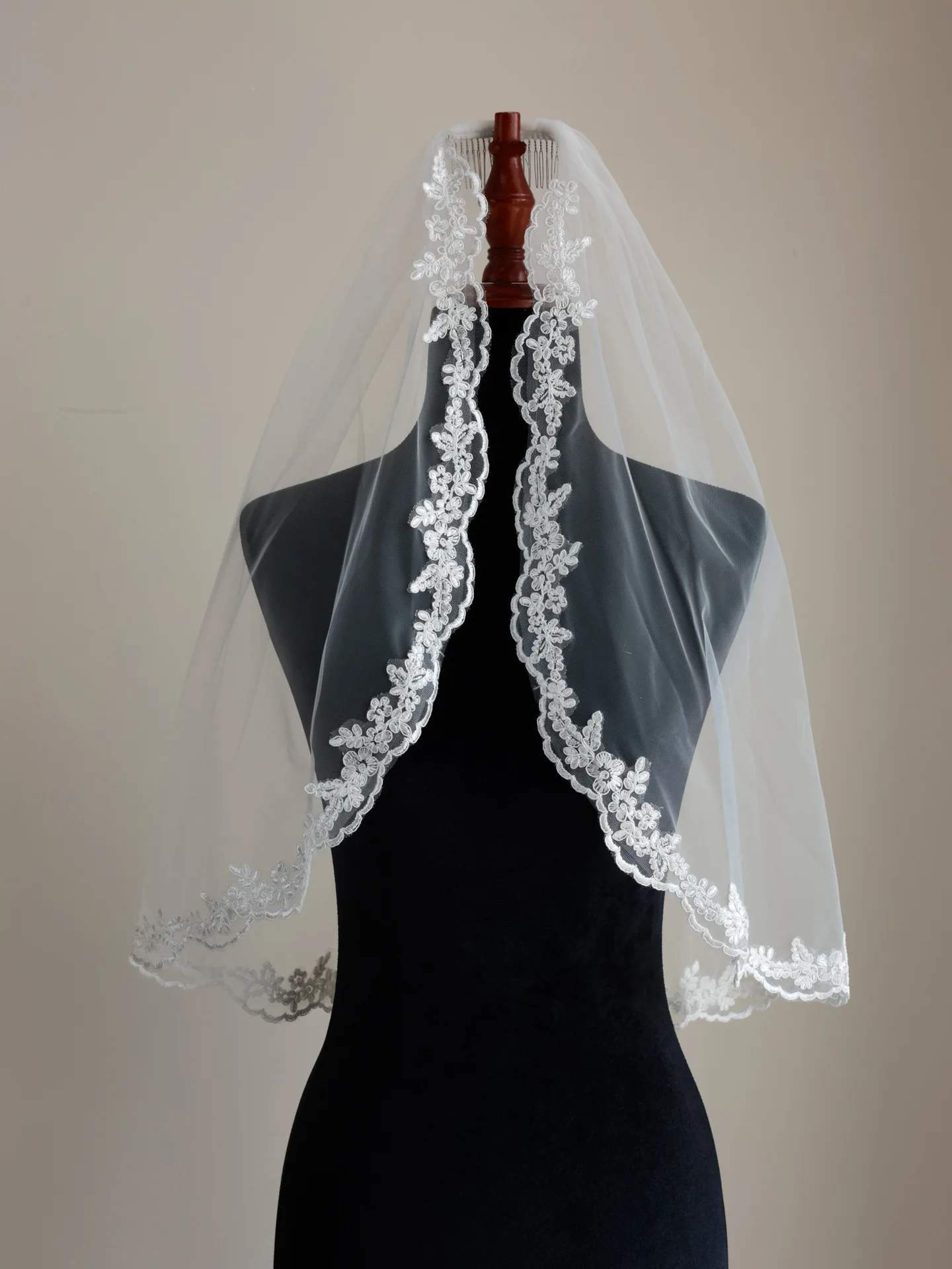 SLBRIDAL Einlagiger Spitzenblumenkanten-Perlen-Brautschleier mit Kämmen Hochzeitsschleier Hochzeitsaccessoires für Braut Hochzeit Damen – Detail 7