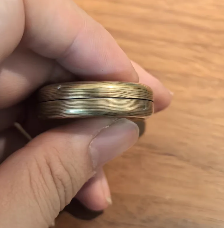 Używana zabawka antystresowa EDC Acedc Milk cap mini mokume w kształcie monety do ściskania.
