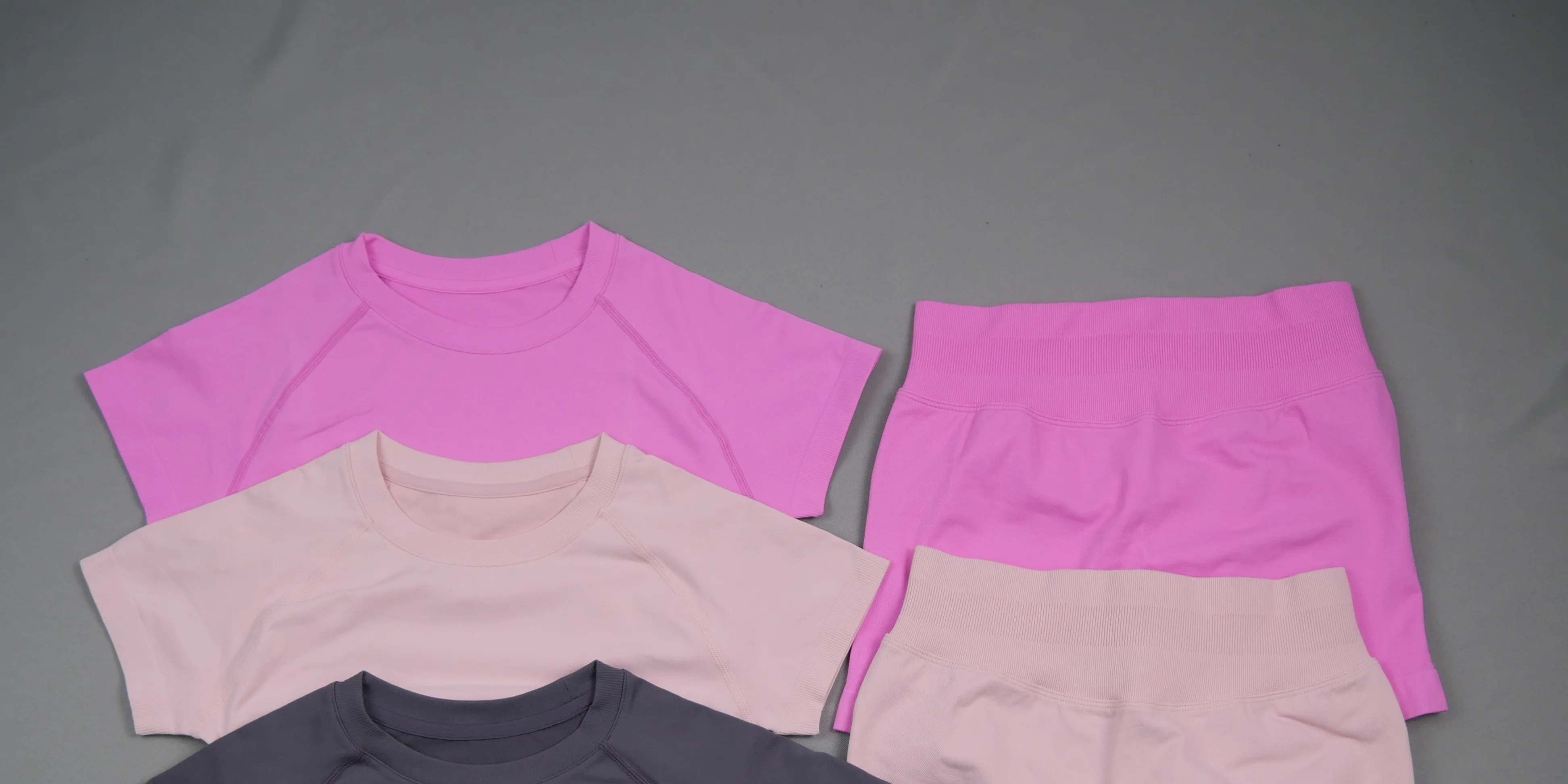 Nahtloses 2-Teiliges Sportset für Damen, Kurzarm-Oberteil, Hochtaillierte Shorts, Schnelltrocknend, Hochelastisch, Atmungsaktiv, für Yoga, Fitness und Workout – Detail 3
