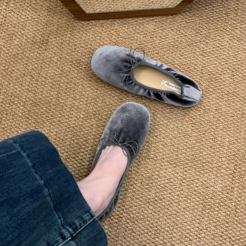 Modische, weiche Ballettschuhe aus Seide für Damen, neu im Frühjahr, lässige Slip-On-Schuhe mit Schleifenknoten für Damen. – Detail 3
