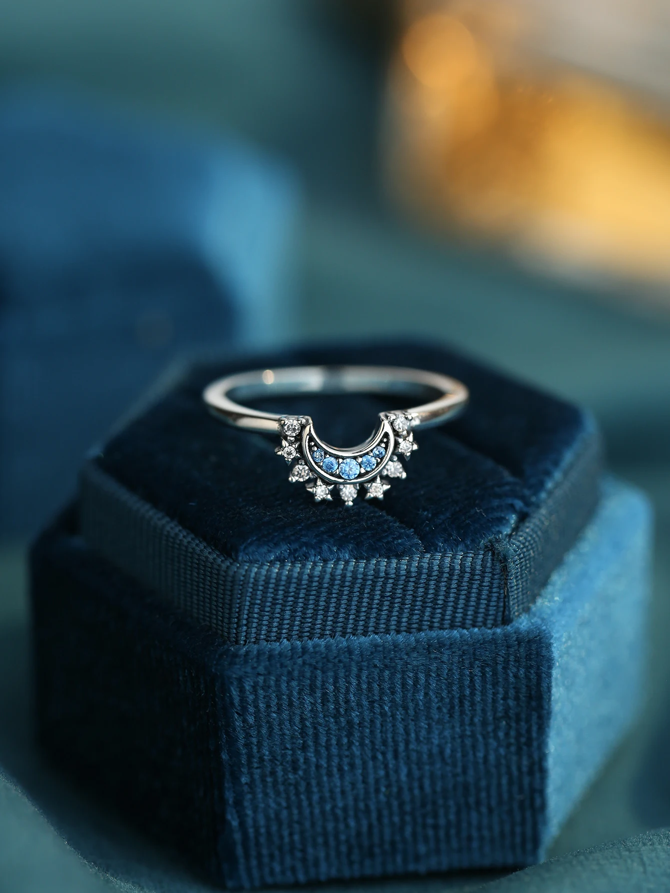 

Moon-shaped diamond ring, giving you the most brilliant moments