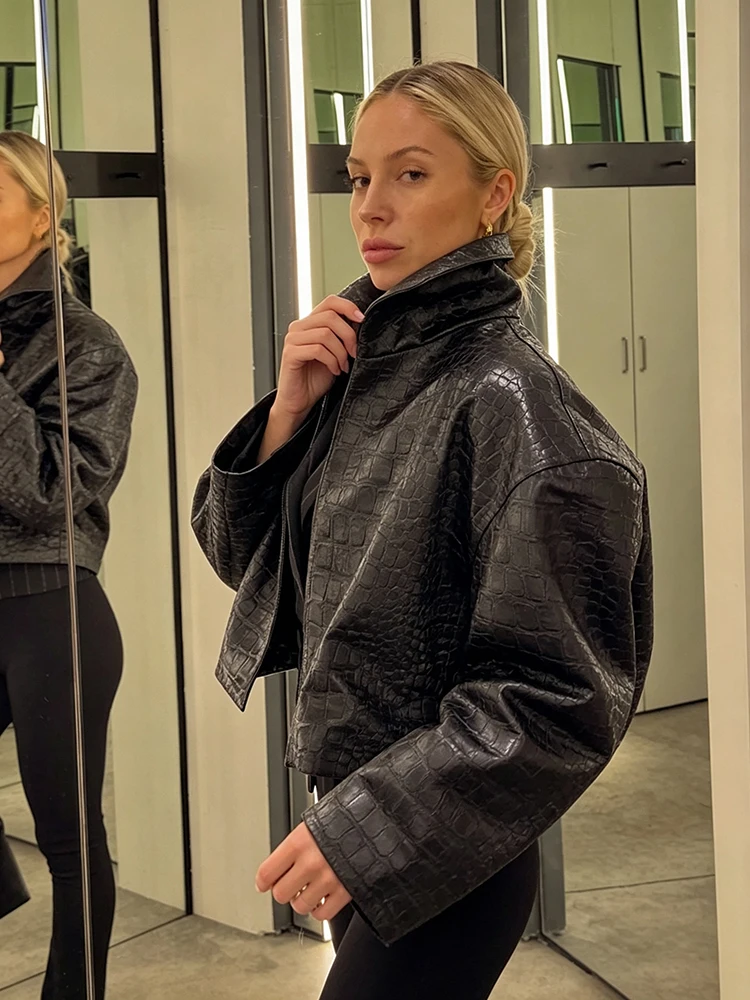 Minimalistische geprägte Kunstlederjacke für Damen, weiß, Stehkragen, offener Schnitt, lange Ärmel, kurzer Mantel, modische Streetwear für Partys. – Detail 15