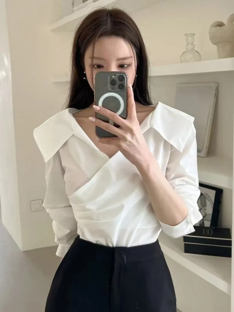 เสื้อสตรีดีไซน์เก๋ไก๋สไตล์ฤดูใบไม้ผลิ สีพื้นเรียบง่าย แขนยาว ดีไซน์จับจีบไขว้ ช่วยให้ดูผอมเพรียว ใช้งานได้หลากหลาย เหมาะสำหรับใส่ทำงานหรือลำลอง