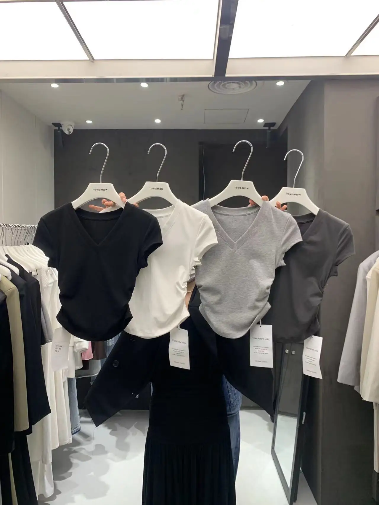 

Slim Fit V-Neck Short Sleeve T-Shirt Women's Summer Base Layer Waist-Cinching Pleated Slimming Base T-Shirt Fashionable Korea...