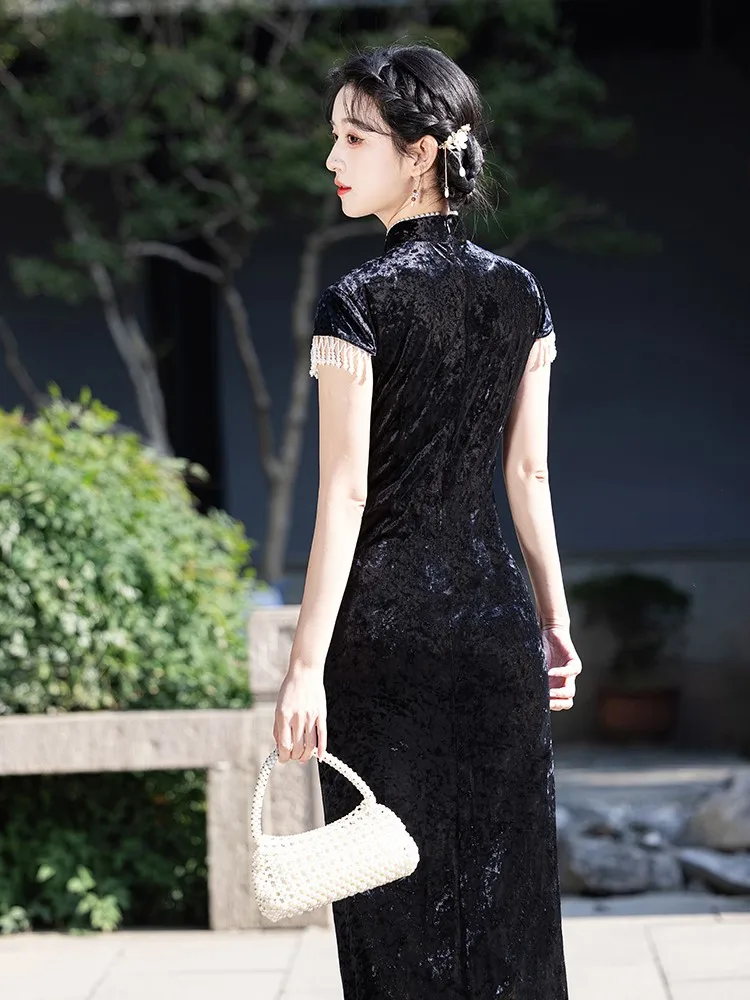 Vestido de banquete elegante de estilo chino largo de terciopelo cheongsam ajustado negro