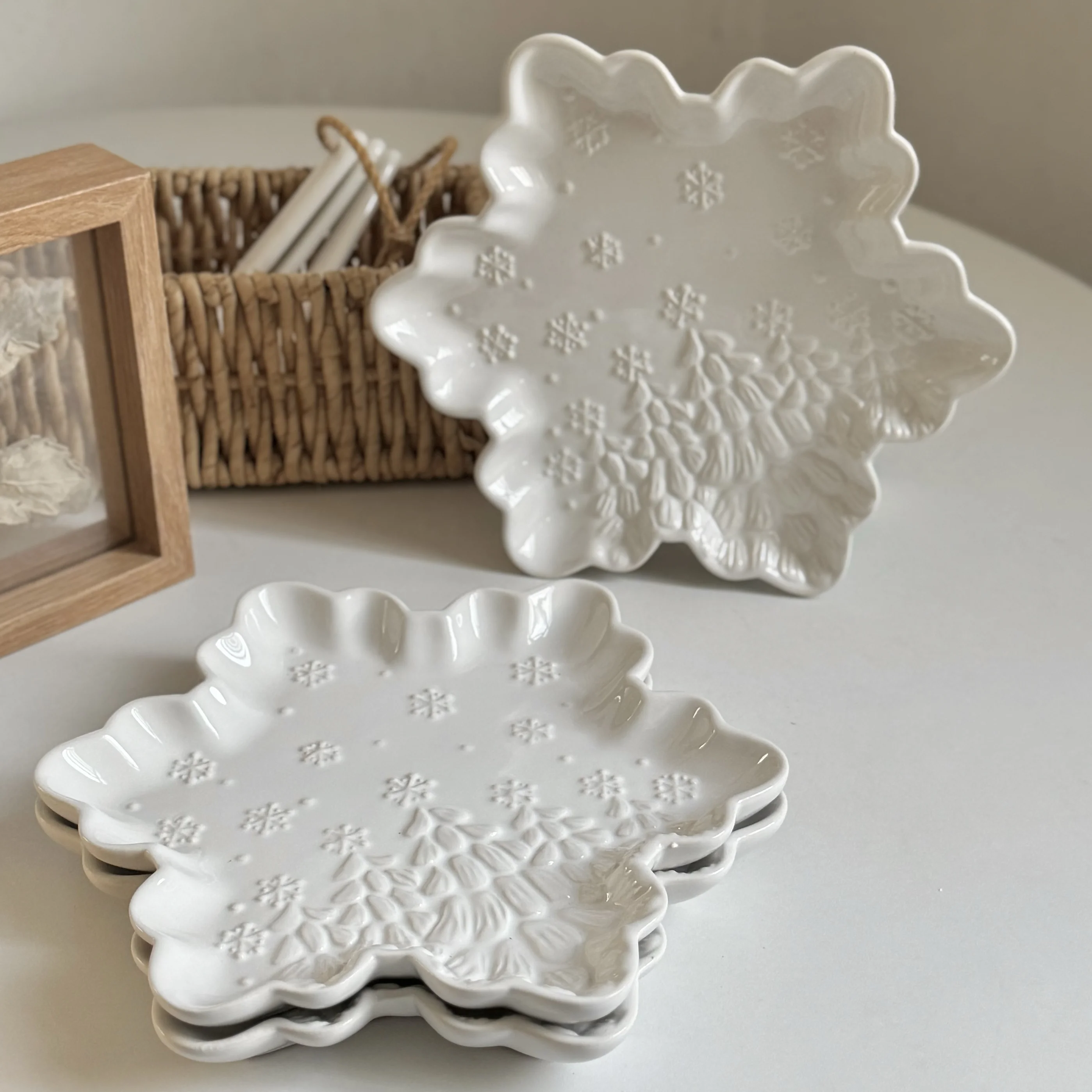 

Embossed ceramic Snowflake Household vegetable Dim sum plates Salad Christmas tree plates