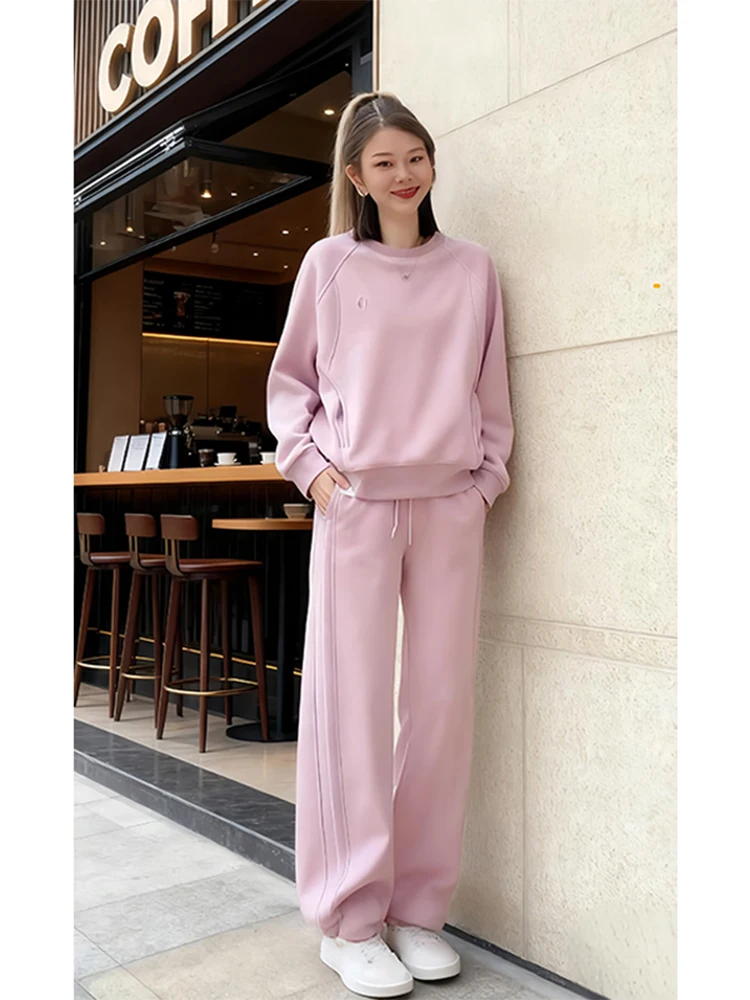 

Утепленный флисовый женский спортивный костюм: розовый свитшот и широкие брюки – стильный модный комплект из двух предметов для повседневной носки зимой