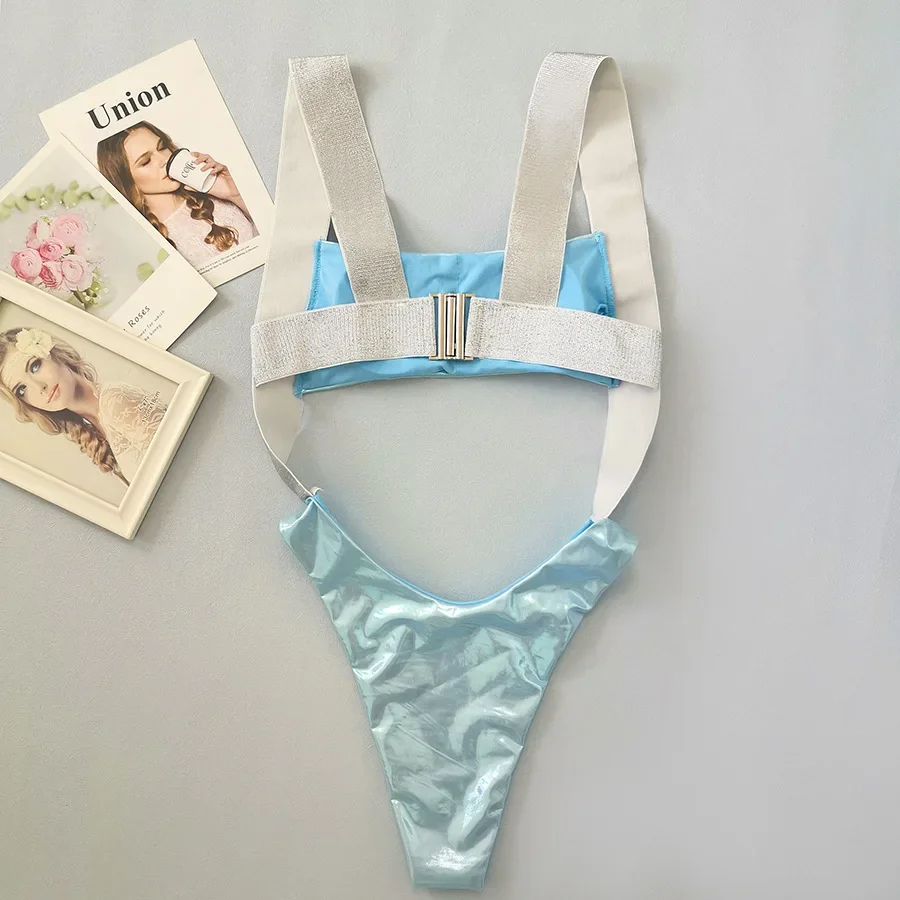 2025 Bikini in tessuto flash Costume intero blu cielo per donna Fasciatura argentata Scava fuori Abiti estivi per le vacanze al mare senza schienale