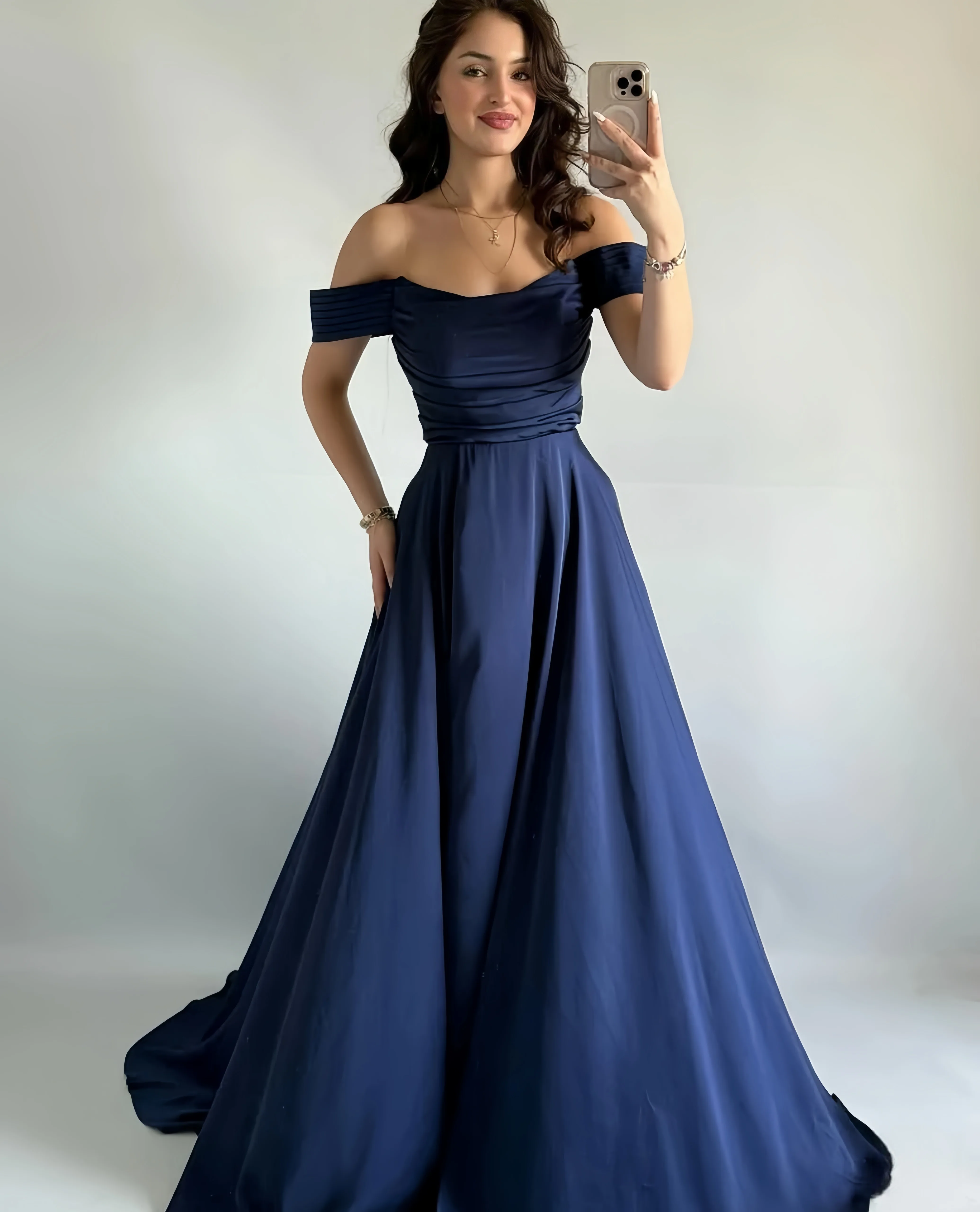 فساتين سهرة فاخرة مخصصة بدون حمالات بدون أكمام على شكل حرف A من الساتان للمناسبات الخاصة