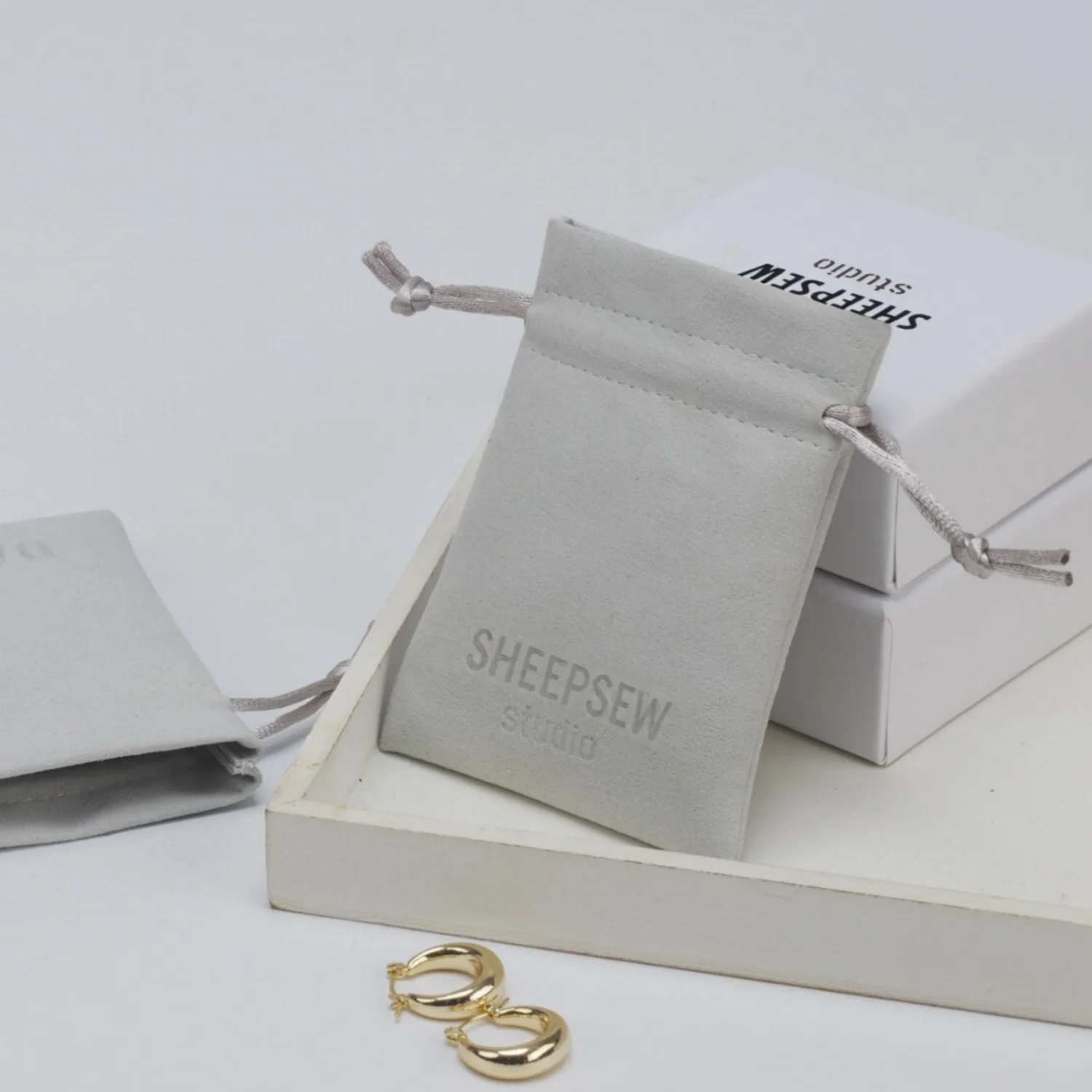 

Персонализированная фиолетовая шкатулка для драгоценностей из 20 шт. с мешочком из микрофибры: набор упаковки с логотипом