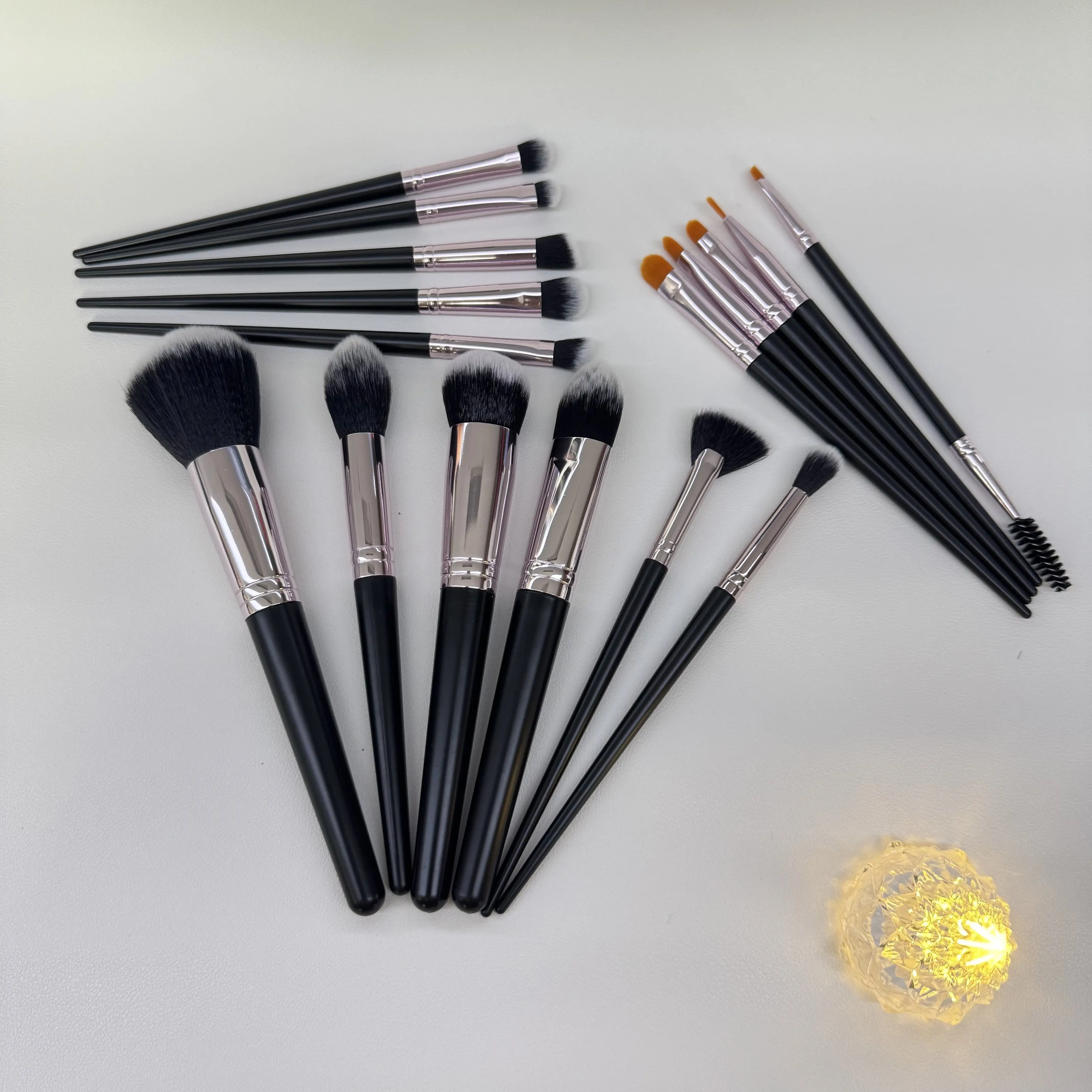 Conjunto de pincéis de maquiagem de 16 peças com base, sombra de olhos e pincéis labiais para mistura de rosto, creme em pó e maquiagem líquida