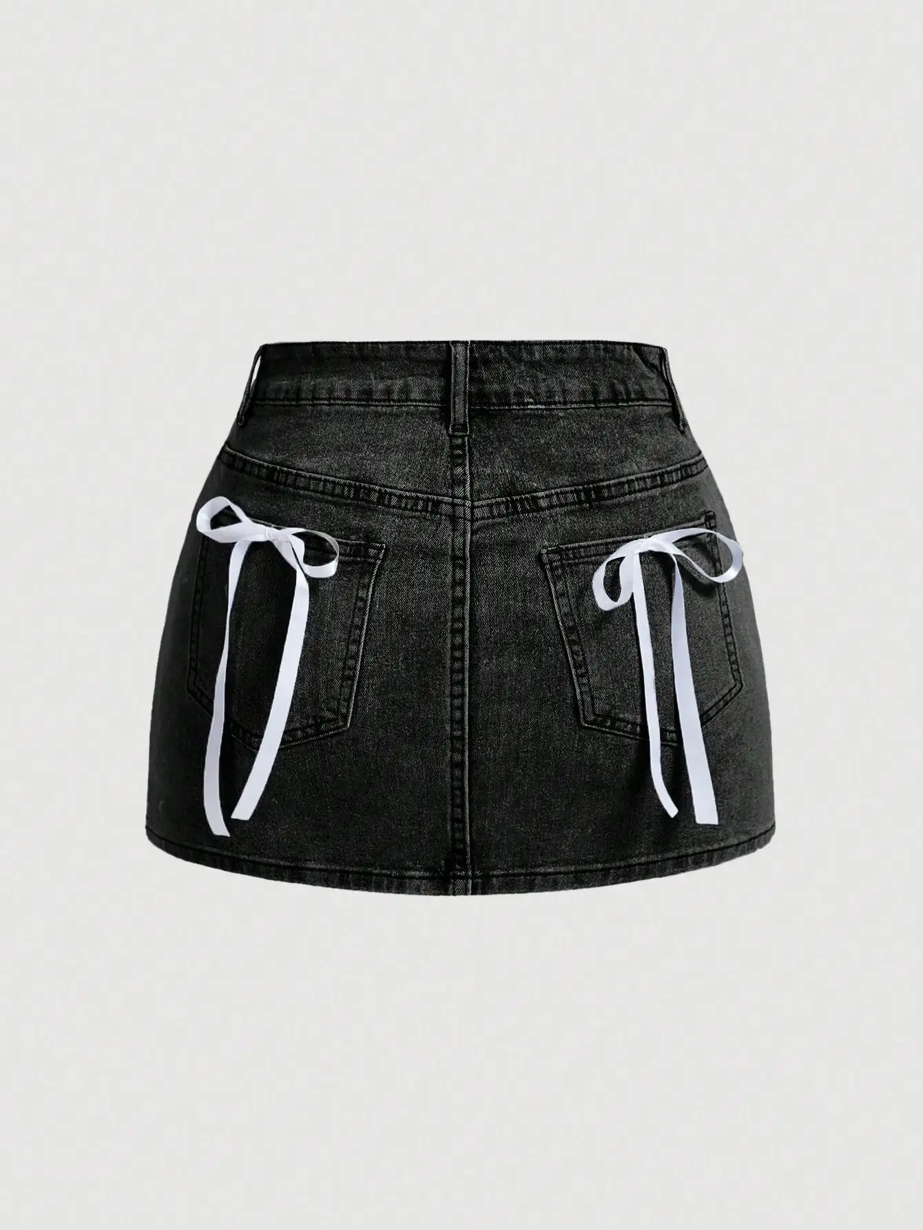 تنورة جينز قصيرة للنساء مع جيوب خلفية مزينة بشريط، تصميم مريح