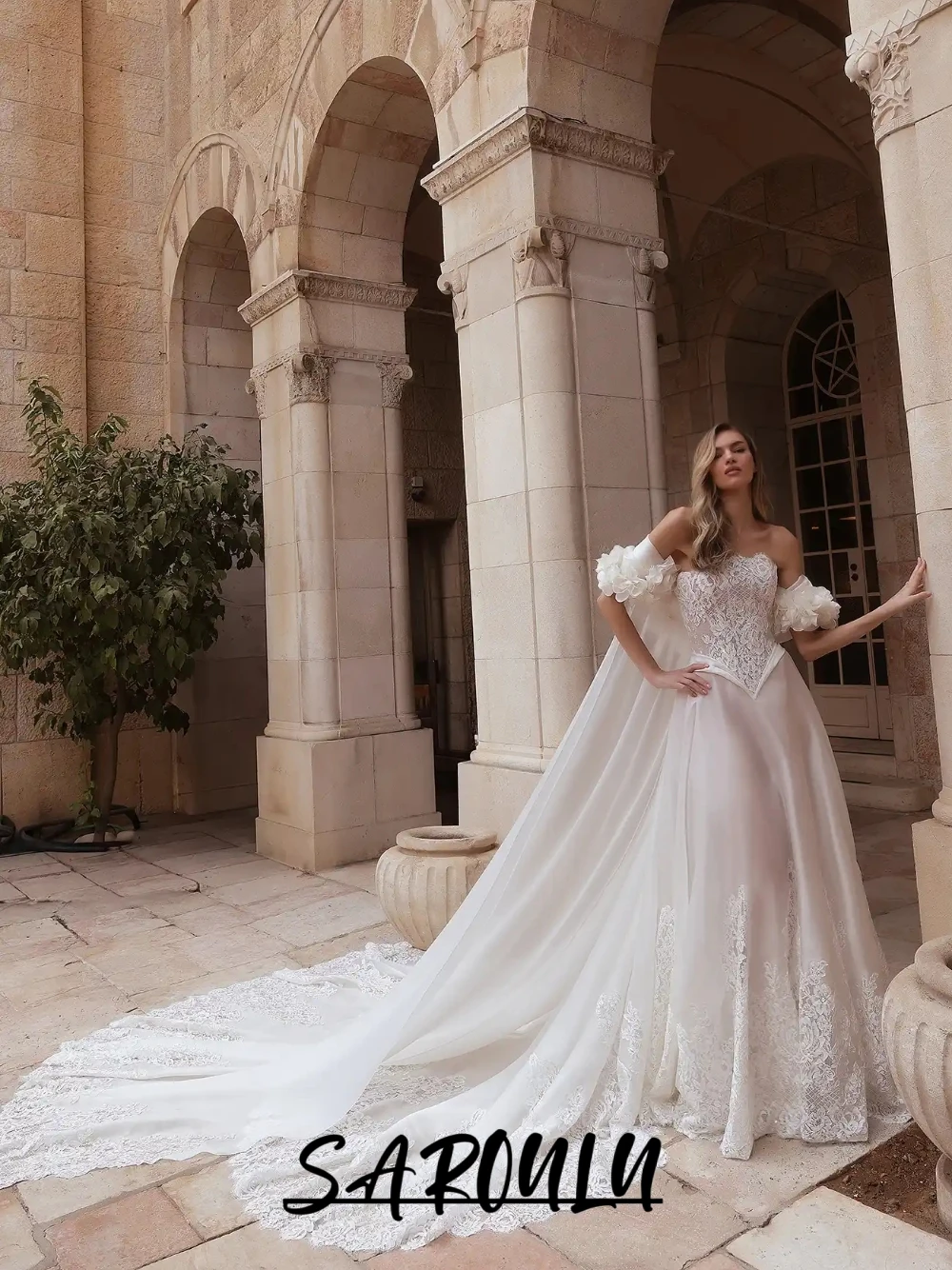 Romantic Lace Strapless Wedding Dress With Long Cape Elegant A Line Corset Customized Bride Wear Fairytale Delicate Bridal Gown