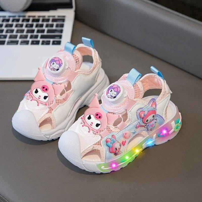 

Sanrio/сандалии со светодиодной подсветкой для девочек, детская сетчатая пляжная обувь с вращающимися пуговицами, новая летняя повседневная обувь с рисунком hello kitty, светящаяся Baotou