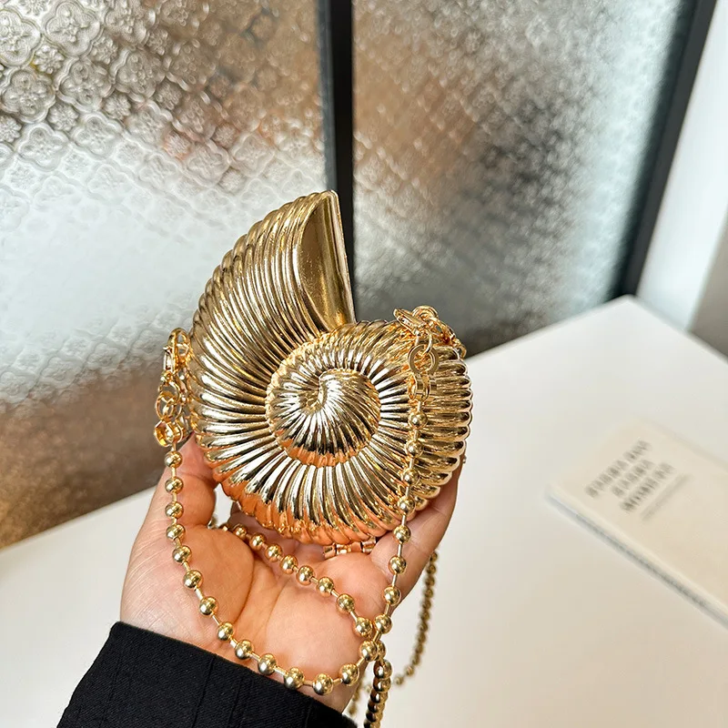 

Metallic Conch Crossbody Bags for Woman Shell Clip Evening Bag Mini Beaded Chains Shoulder Bag Party Wedding Purse Clutch Ladies