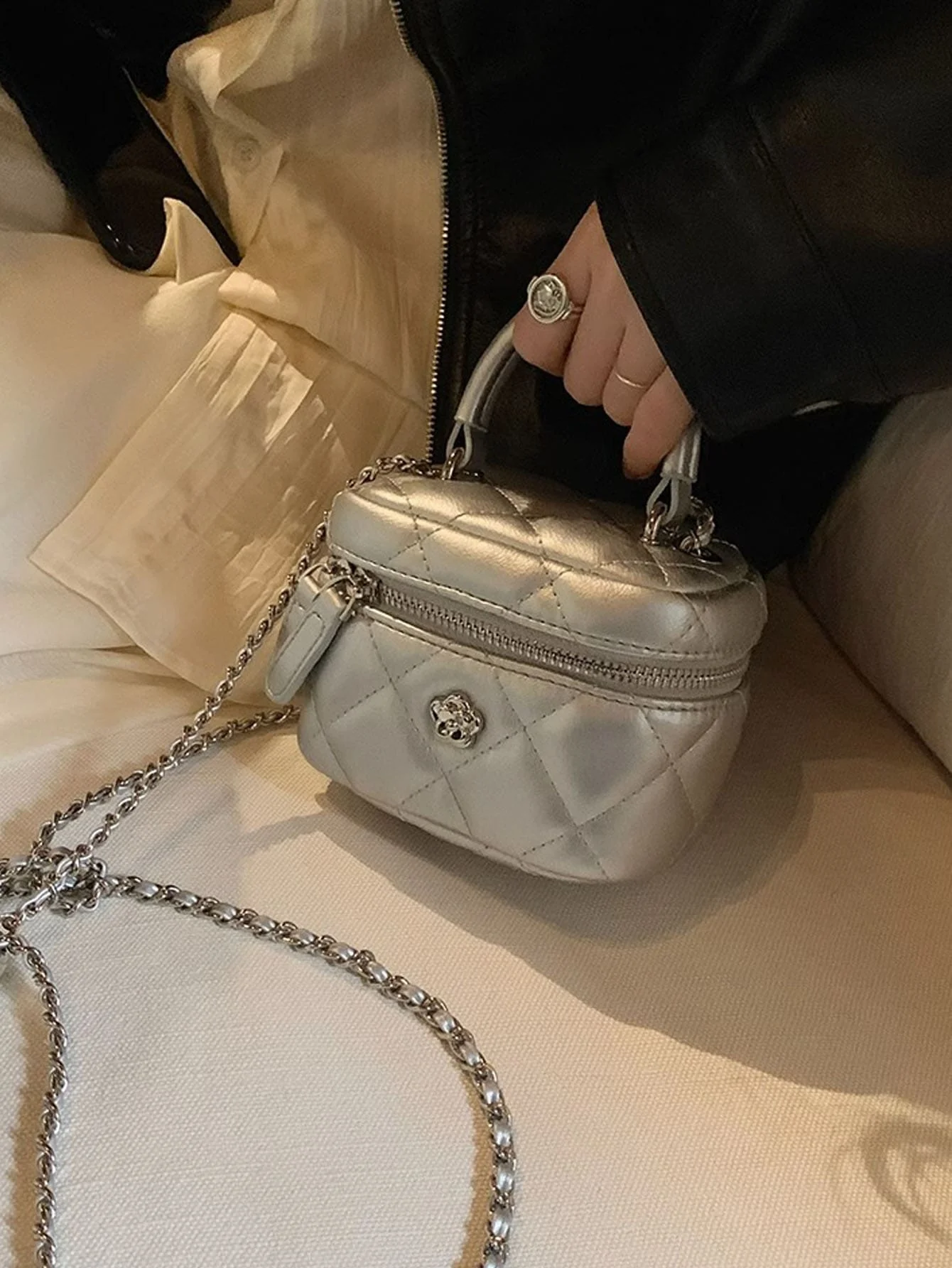 Silver Bag for Women 2024 New Fashion Lingge Embroidered Thread Single Shoulder Small Square Bag Mini Chain Crossbody Bucket Bag