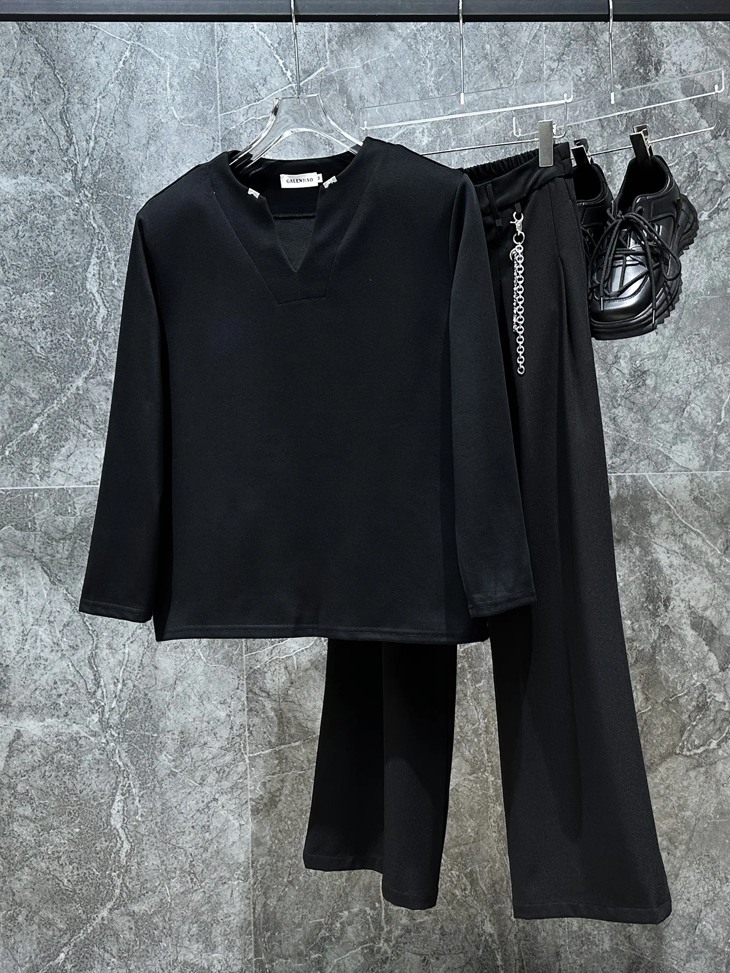 

Модная мужская футболка с V-образным вырезом и длинным рукавом, базовая, повседневная, универсальная, осень 2025, из полиэстера, не требует глажки