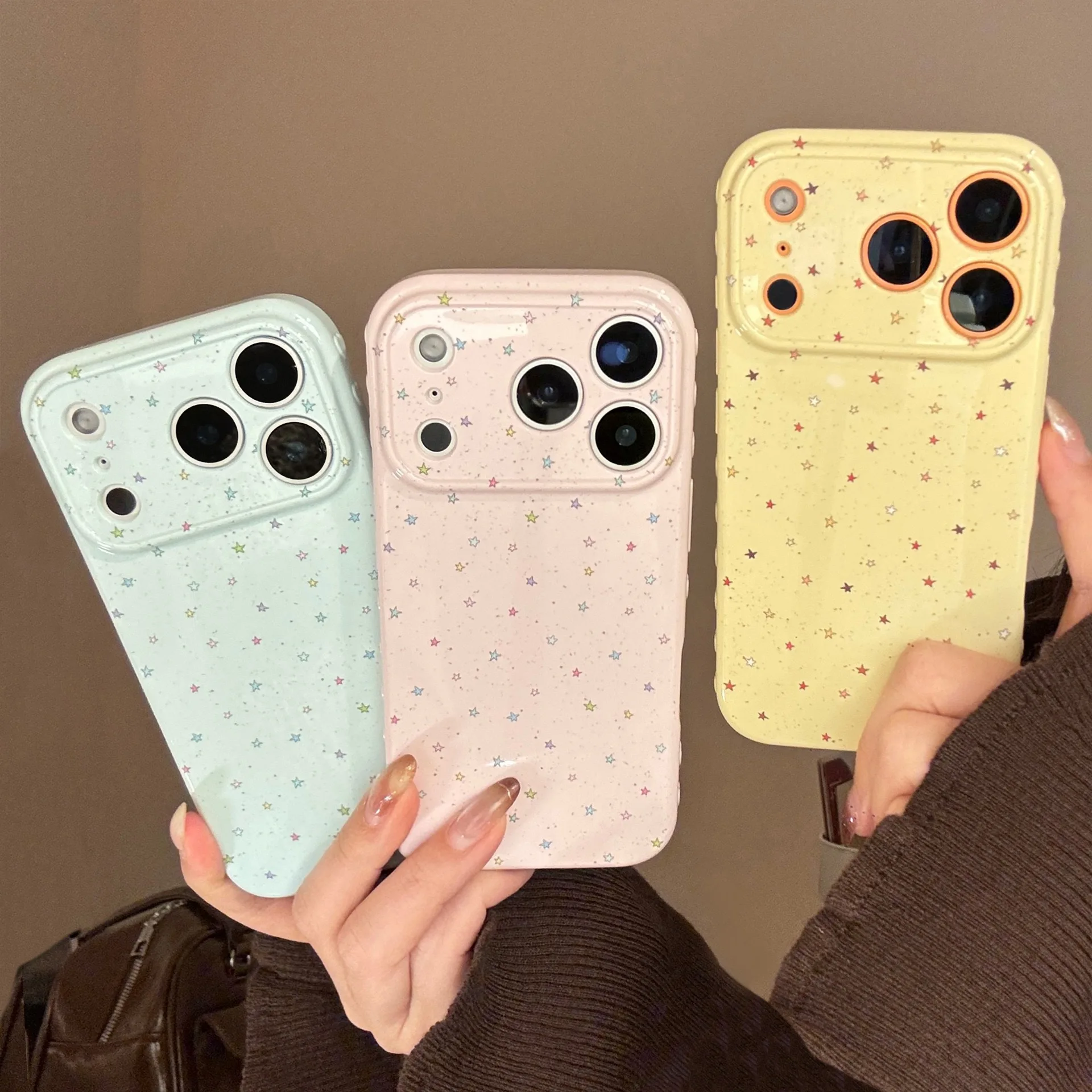 غطاء هاتف كوري لطيف بتصميم نجوم متناثرة باللون الأصفر لهواتف آيفون 17 و16 برو و15 و14 و13 و12 و11 برو ماكس، غطاء سيليكون ناعم