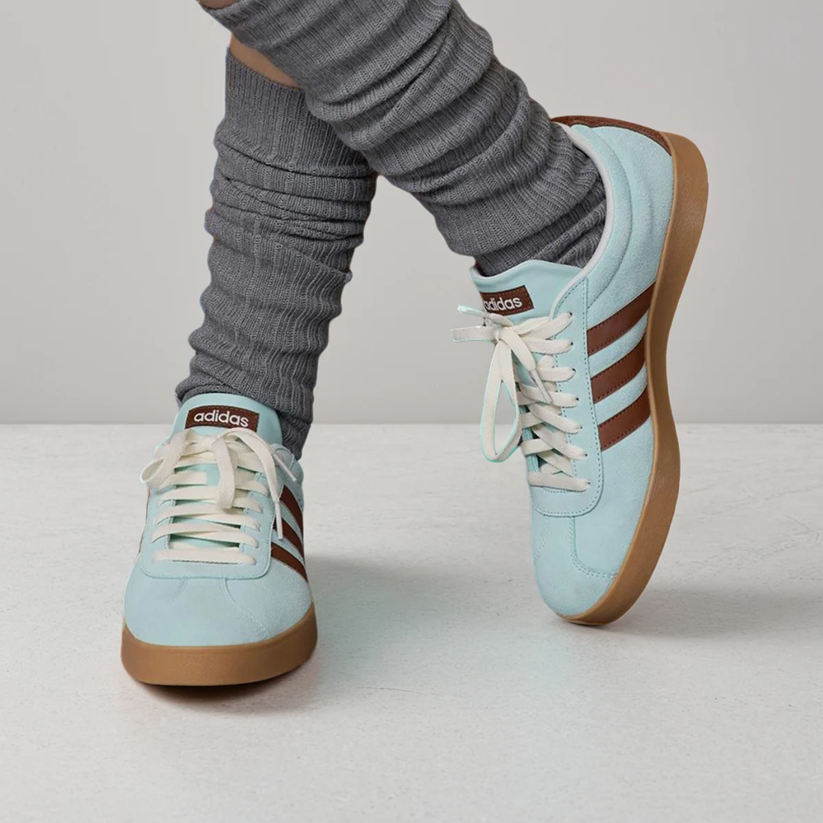 

Оригинальные мужские и женские замшевые туфли Adidas VL COURT CLASS KK3772