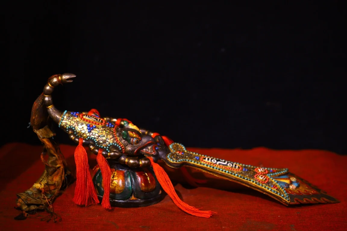 21"Xizang Folk Old Tiantie Painted Mosaic Gem gZi Beads Scorpion Statue Sword Vajra Phurpa Amulet Town House