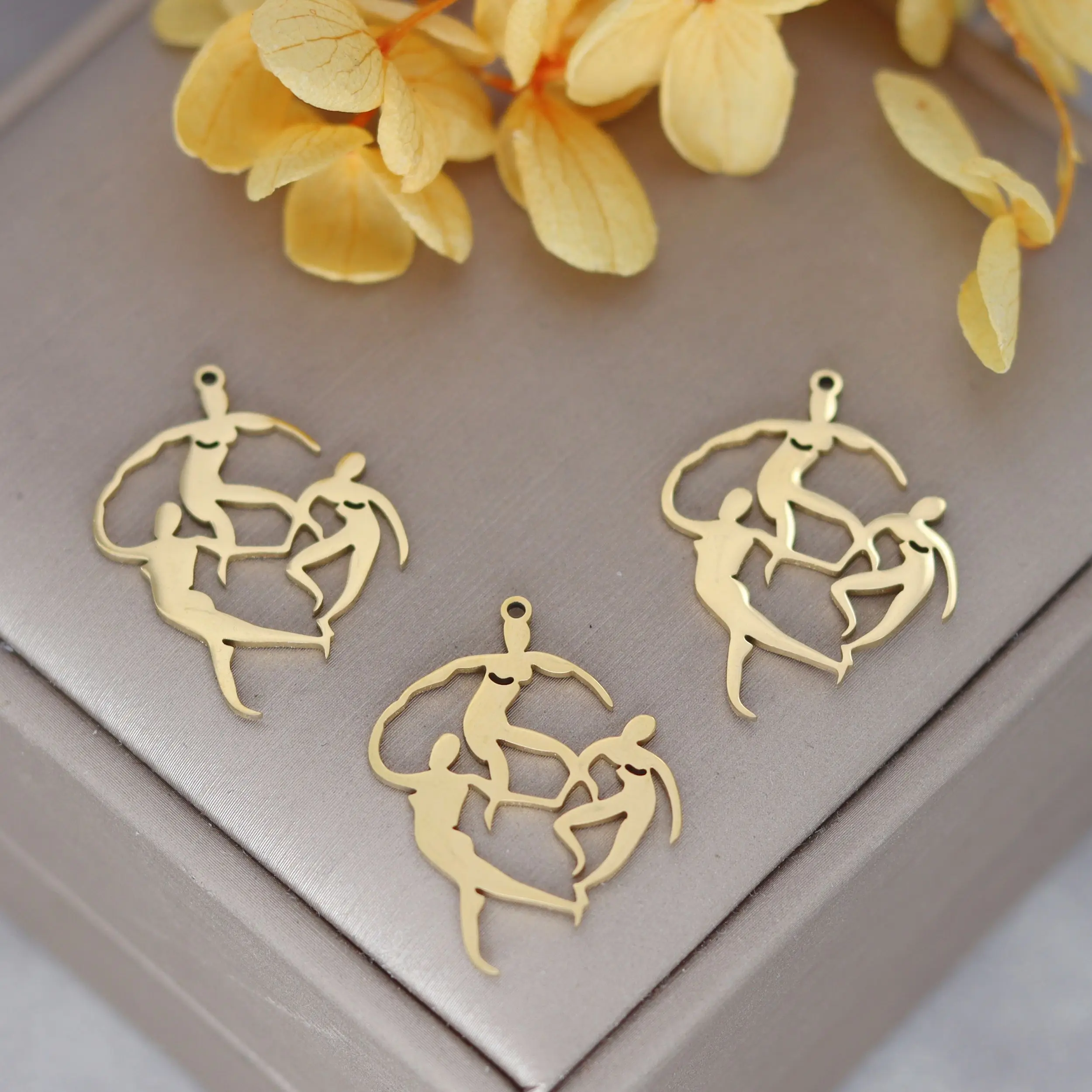 3pcs diy Accessories Geometry Human Hand in Hand Unity Stainless Steel Charms for Jewelry Making Necklace Bracelets Pendant Bulk