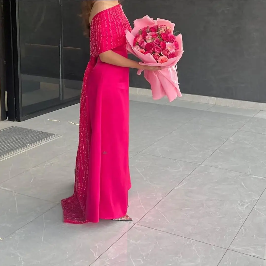 ที่กําหนดเอง Fuchsia ซาตินชุดราตรีปิดไหล่ Beadings Sequins ความยาวชั้น Elegant Evening Party Dresses