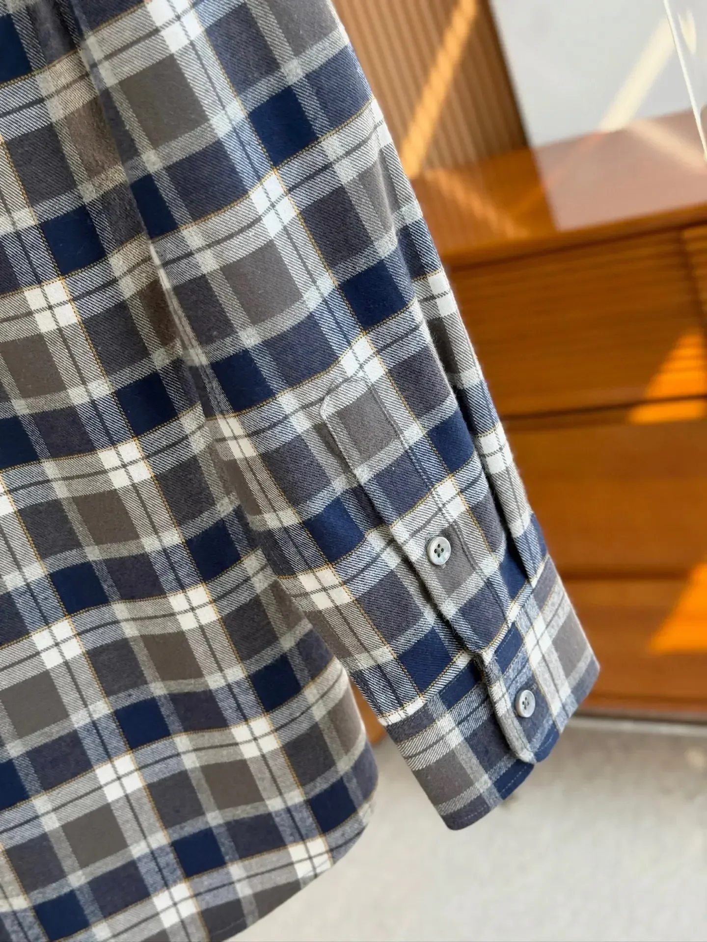 เสื้อเชิ้ตแขนยาวลำลองผ้าวูลสไตล์อิตาเลียนแบบ Old Money