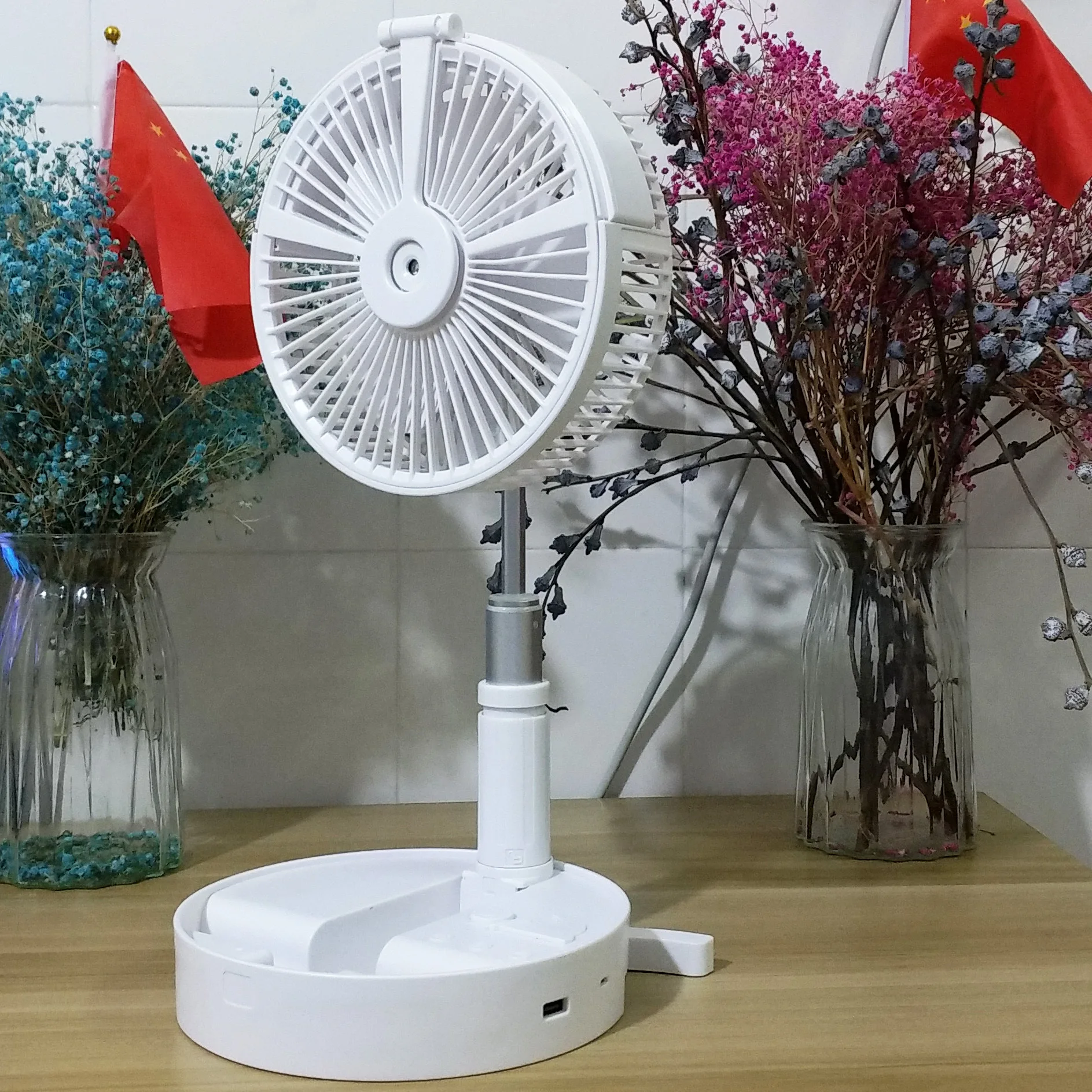 Folding Telescopic Fan, Shake Head Portable USB Mini Desktop Charger Fan Refrigeration Humidification Spray Fan