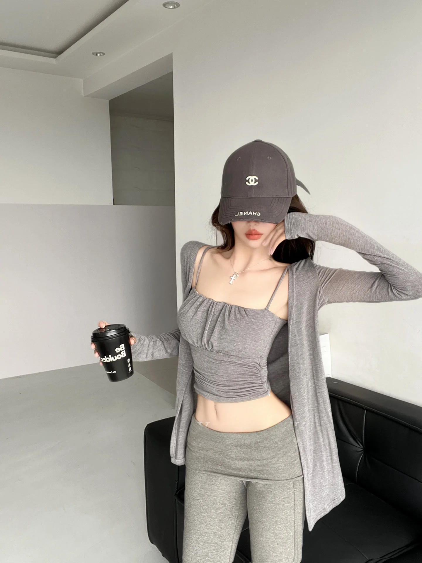 Ele Sweet Girl Pure Desire Sexy cintura blanca una camiseta sin mangas con almohadilla en el pecho largo Sve fino cárdigan abierto conjunto de chica picante