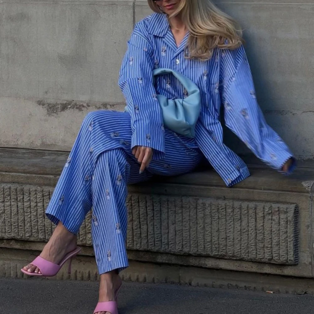 2024 Cartoon Bear Cute Set di due pezzi camicia e pantaloni a righe Casual Set di due pezzi Fashion Streetwear abiti larghi abbigliamento donna