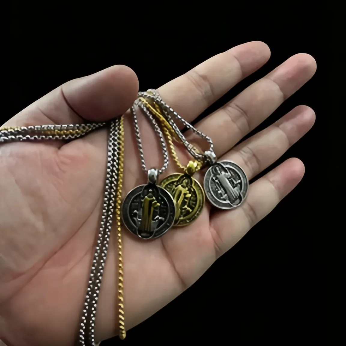 Edelstahl-Halskette mit Medaille des Heiligen Benedikt, San Benito-Medaille, Halskette für Männer und Frauen, spiritueller Anhänger mit der Jungfrau Maria für Männer – Detail 2