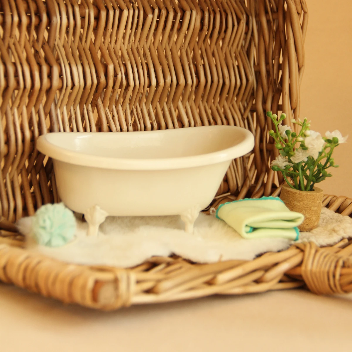 Miniature Simulation Furniture 1:12 Scale Wrought Iron Bathtub Set, Includes Carpet and Bath Ball, Suitable for Mini House Decoration
