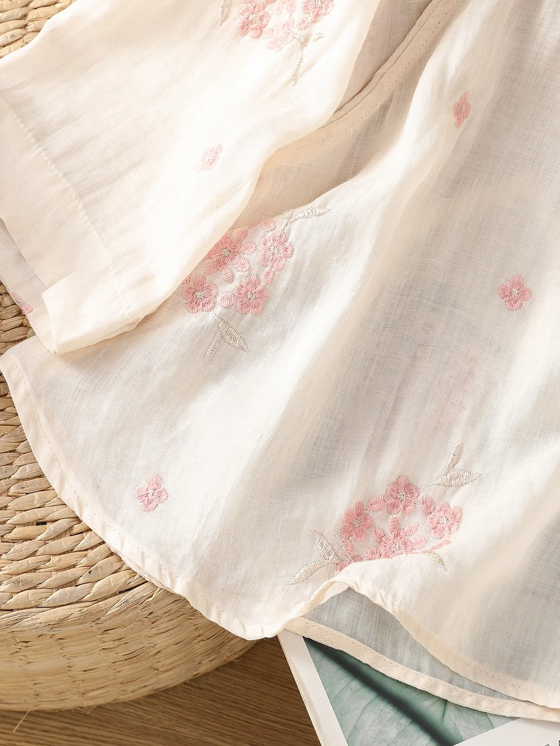 ピンクの刺繍入りコットンリネンイートップ、中国風スリーブ、ラウンドネック、伝統的なボタン、アシンメトリー、ニューミディアムサイズ