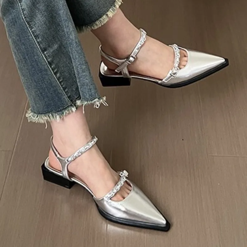 

Дизайнерские женские туфли-мэри-джейн с острым носком и металлической цепочкой, летние кожаные туфли 2026 года, французский стиль, на низком каблуке, для повседневной носки, женские сандалии