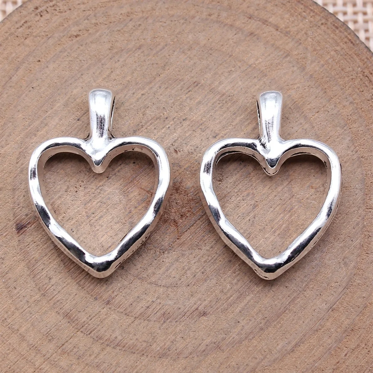 10pcs 24x18mm Antique Silver Color Hammer Pattern Hollow Heart Charms Pendant DIY Hand Crafts Jewelry Findings