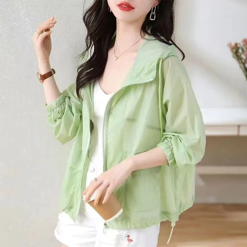 

Женская короткая дышащая летняя куртка с капюшоном, новинка 2025, корейское издание, тонкое пальто, женские топы, свободная солнцезащитная одежда, верхняя одежда