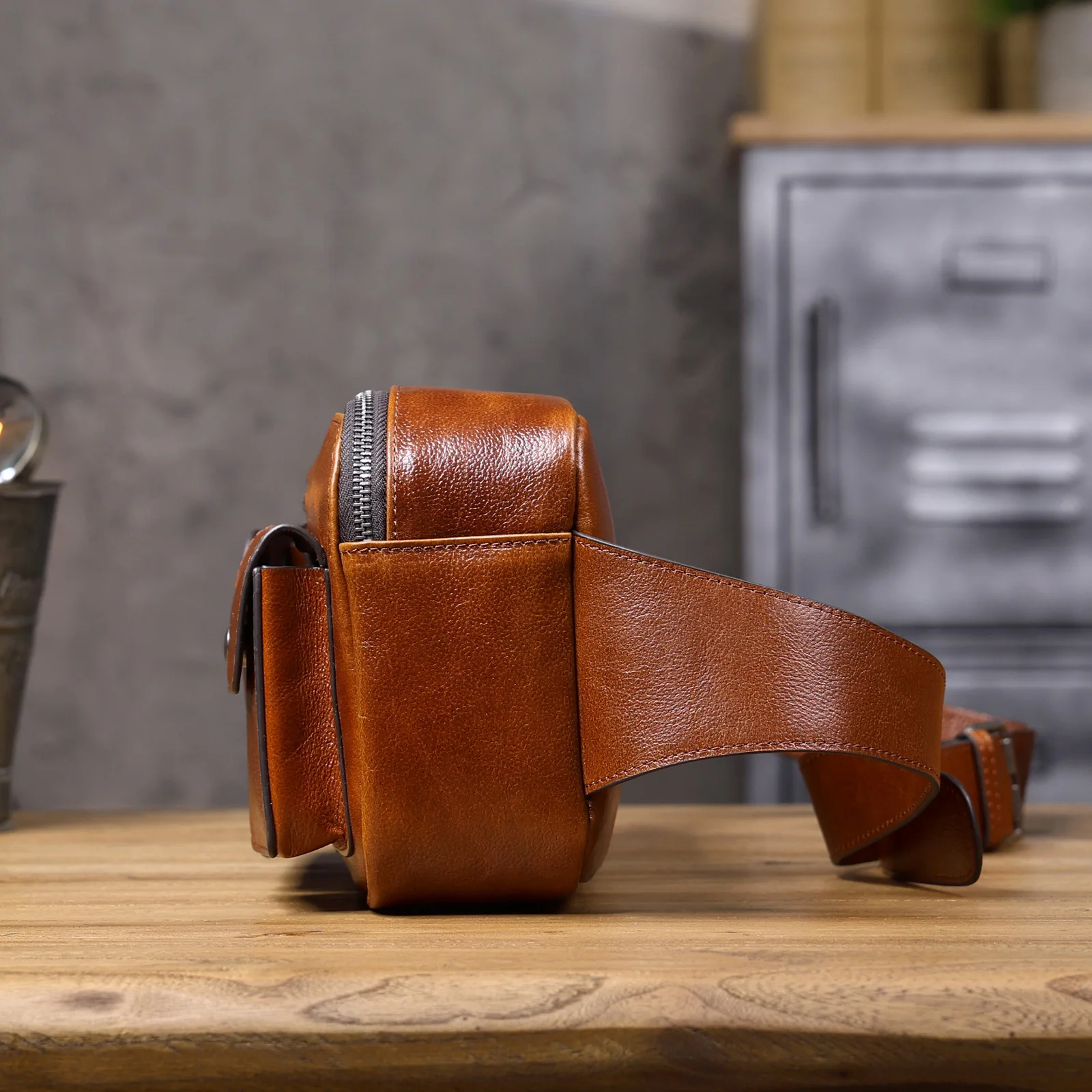 Vintage-Hüfttasche aus hochwertigem Rindsleder, lässige Schultertasche für Herren, multifunktionale Motorrad-Brusttasche aus echtem Leder – Detail 6