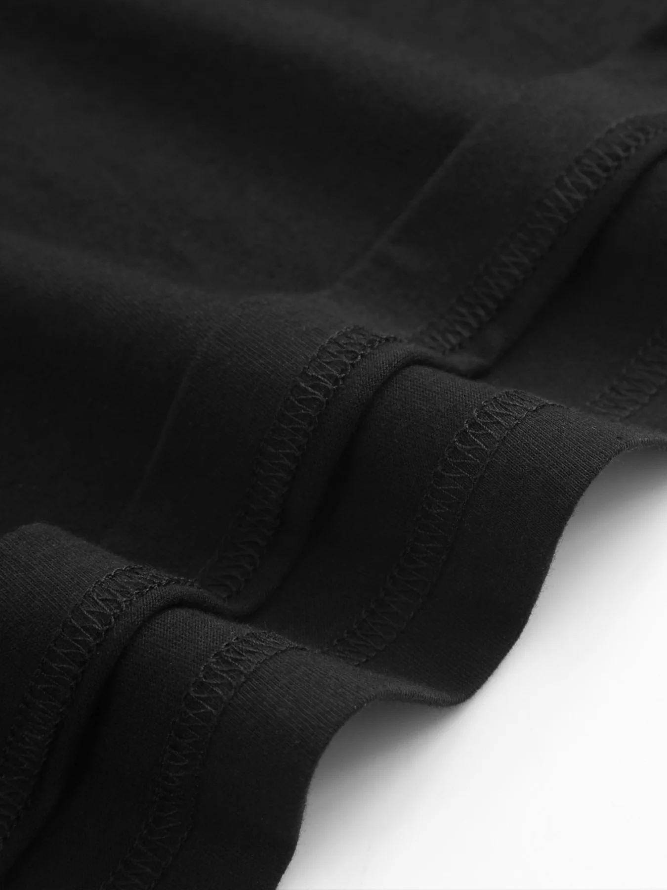 تي شيرت رجالي مضحك لسائقي شاحنة السحب - "العوامل والأحجار قد يكسر عظامتي ولكن خطافات وسلاسل يثيرني" جرافيك