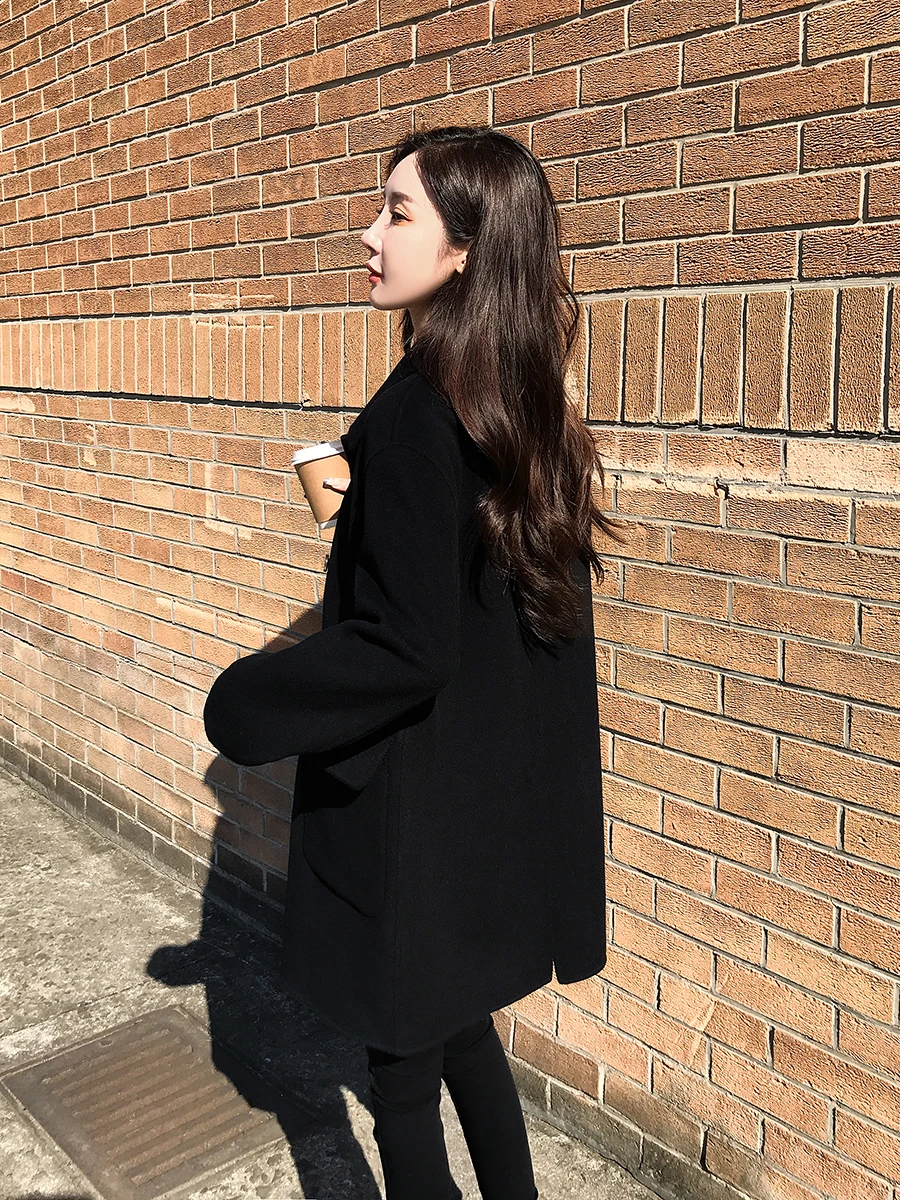 معطف كشمير على الوجهين للنساء الصغيرات لخريف وشتاء 2024 معطف صوفي جديد من الصوف الأسود متوسط الطول مع ملمس راقي