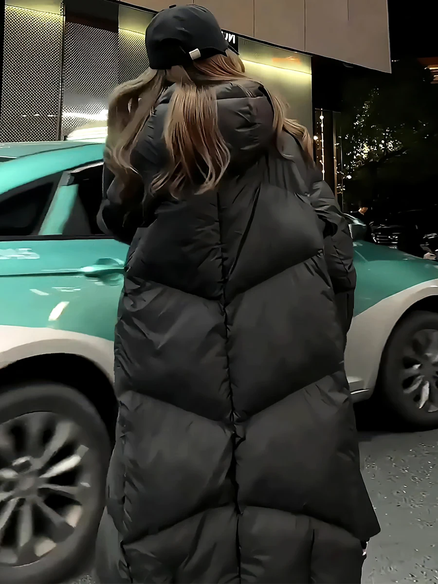 معطف شتوي طويل للنساء محشو بالريش الأبيض، سترة منفوخة دافئة للتنقل اليومي مع قبعة مرفقة