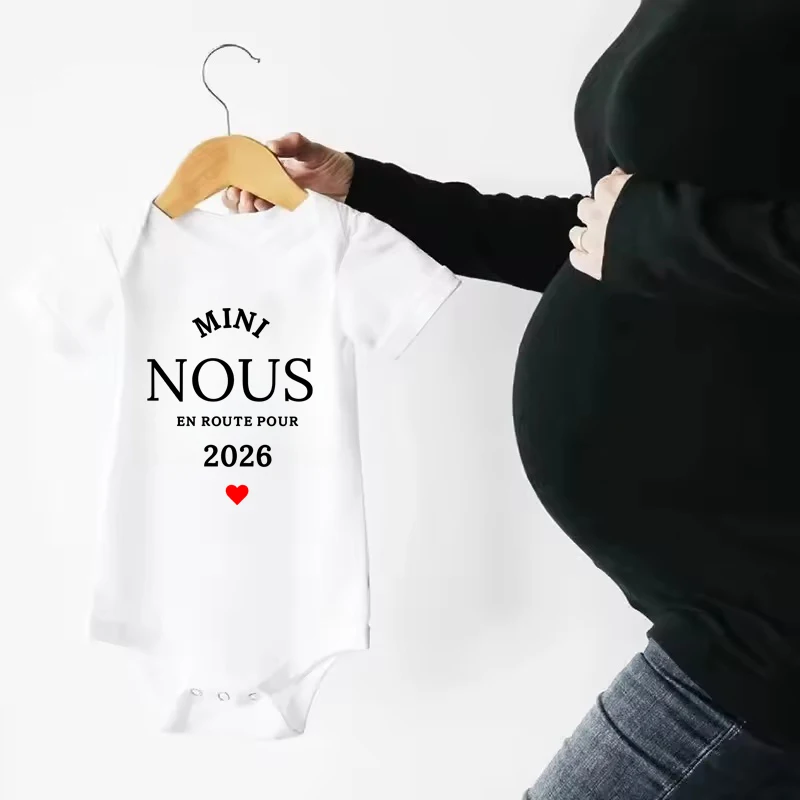Mini Nous En Poute Pour 2026 Printed Baby Romper Pregnancy Announcement Clothes Newborn Short Sleeve Bodysuit Toddler Jumpsuit